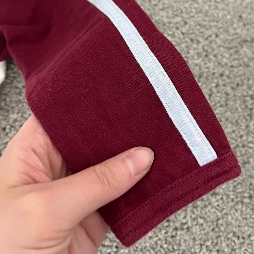⚪️GAP: Boy size 18-24 M, white w/maroon “Big man on campus” long sleeve tee⚪️ - Picture 7 of 11